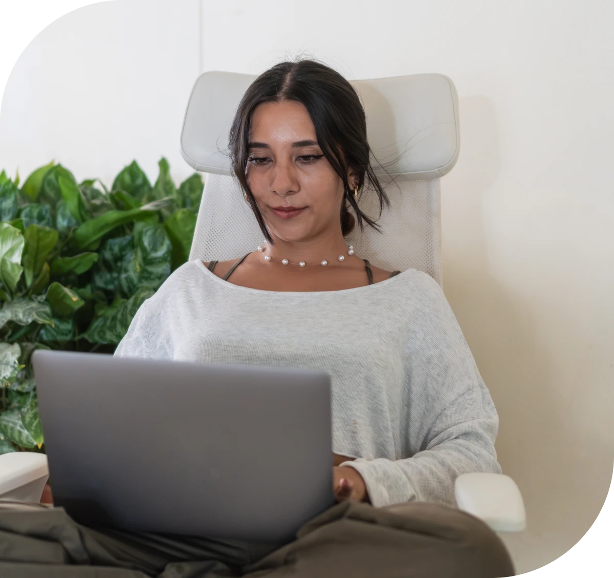 Woman relaxing while using a laptop.